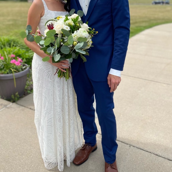 Made with Love Lace Wedding Gown (Ivory Size 2) - Picture 10 of 16